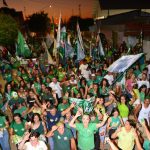 Dr. Júlio Lóssio reúne multidão em caminhada pelas ruas de Izacolândia e netos de Osvaldo Coelho participam do evento