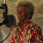 Aos 80 anos, Mestra Têca de Oyá transforma tradição em som com lançamento de seu primeiro álbum