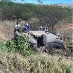 Bebê de um ano morre e outras pessoas ficam feridas após carro capotar, na Paraíba