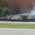 Caminhão pega fogo na BR-230 e motorista é resgatado em meio às chamas