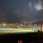 Operação de emergência em Fernando de Noronha (PE) utiliza iluminação improvisada devido a falha no sistema de balizamento noturno