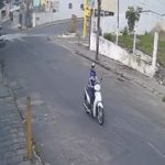 Vídeo mostra motoqueiro que escapa, por pouco, do rompimento de um reservatório de água em Campina Grande (PB)