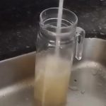 Vídeo: A nova “safra” da Compesa – moradores de Petrolina ganham água com cor de guaraná (mas sem o gás)