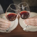 O desafio de erguer a taça: por que o tempo é o pior inimigo da sua tolerância ao álcool