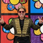 ​O triunfo do sorriso em série: como Romero Britto engoliu o mercado sem pedir licença à crítica