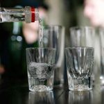 O cálice amargo: o desafio de desconstruir a normalização do álcool no Brasil