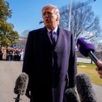 O nexo entre as urnas e o campo de batalha: Trump justifica ofensiva contra o Irã com relatos de conspiração