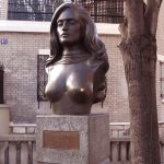 O reflexo no bronze: a armadura que impõe limite ao toque em Montmartre