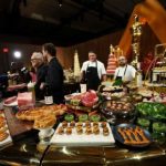 O paladar das estrelas: o banquete de pizza a ouro líquido que alimenta o ego e o estômago em Hollywood