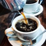 A ressaca cerebral e o milagre líquido: o café pode consertar sua memória (ou quase isso)