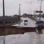 Vídeo: chuvas intensas provocam colapso em via de acesso ao litoral cearense