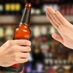 O espelho do copo vazio mostra quando a sobriedade se torna o novo incômodo social