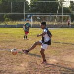 Entre o drible e a lousa: o futebol como escola da vida