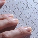 Alfabetização no escuro: MEC atrasa entrega de livros em braille e compromete ano letivo