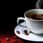 A xícara além do prazer: o café como escudo contra o esquecimento