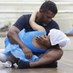Sapatilhas caladas pelo preconceito, erguidas pelo afeto: o pedreiro que dança o autismo das filhas