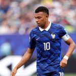 Mbappé iguala Klose sob tempestade e carimba passaporte da França na Filadélfia