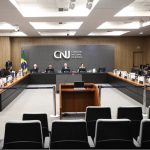 Juízes e procuradores ganham brecha para folgar quase meio ano e inflar indenizações