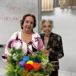 Com o TCC bordado à mão, designer de 77 anos se forma sob o olhar da mãe de 98
