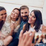 Por que sugerimos que as pessoas sorriam dizendo “X” ou o nome de alimentos?