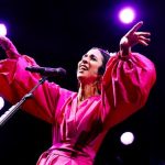 Marisa Monte estreia no palco do Parque do Povo em noite de Dia dos Namorados