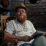 Antropólogo Ninno Amorim lança livro que desvenda o universo da cachaça