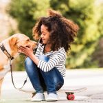 O antídoto de quatro patas: ciência comprova que o afeto dos pets equivale ao suporte de amigos e parentes