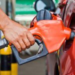 O Estreito de Ormuz no limite: o vai e vem do petróleo que não alivia o bolso do brasileiro