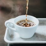 O triunfo imprevisto da fadiga: como o café amargo e o silêncio viraram o novo status de luxo