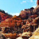 As duas faces do paraíso alagoano: do mar azul-turquesa do Norte às falésias do Sul