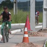 Gambiarra na pista: Postes de alta tensão invadem ciclovia e ligam alerta de acidentes no litoral de pernambuco