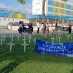 Vidas interrompidas: Protesto com cruzes diante de hospital de São Luís (MA) cobra respostas por mortes de crianças