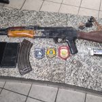 Polícia intercepta fuzil AK-47 oculto em carga de madeira no RN