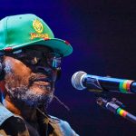 Ícone do reggae baiano, Edson Gomes é internado em UTI após show em Salvador